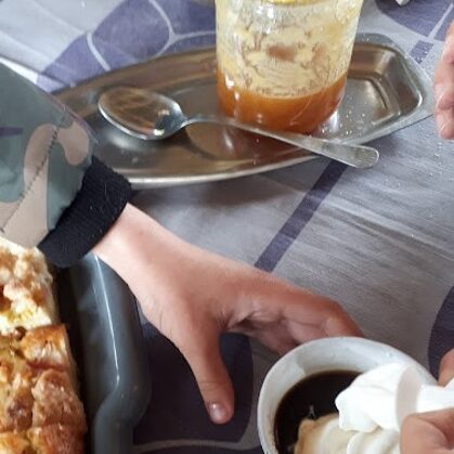 Bērniem garšo kafeja ar putukrējuma cepurīti