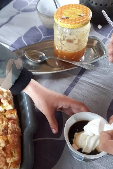 Bērniem garšo kafeja ar putukrējuma cepurīti